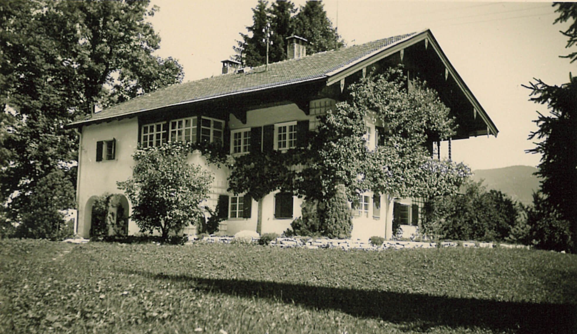 Blick auf das historische Wallberghaus der KIRINUS Alpenpark Klinik am Tegernsee