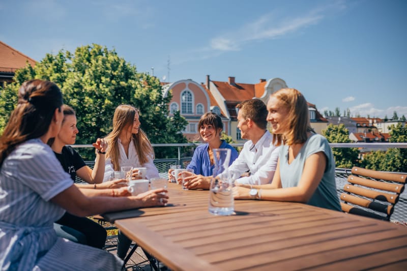 Pausensituation auf der sonnigen Dachterasse